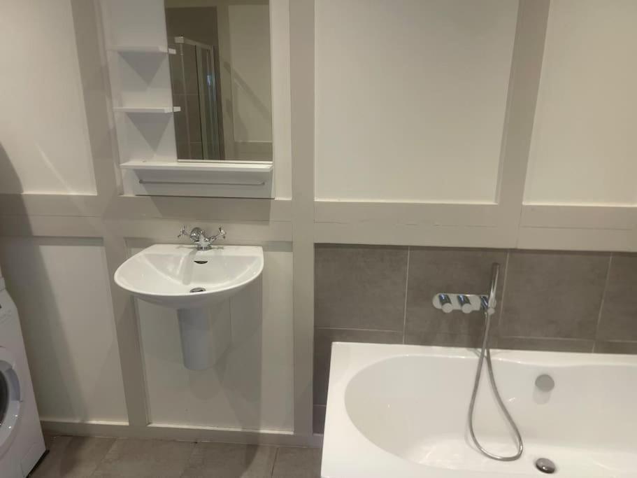 Spacious 2 Bedroom Apartment In The Heart Of Soho. 伦敦 外观 照片